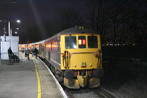 [PHOTO: Train in platform by night: 41kB]