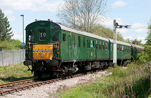 [PHOTO: Train and semaphore signal: 75kB]