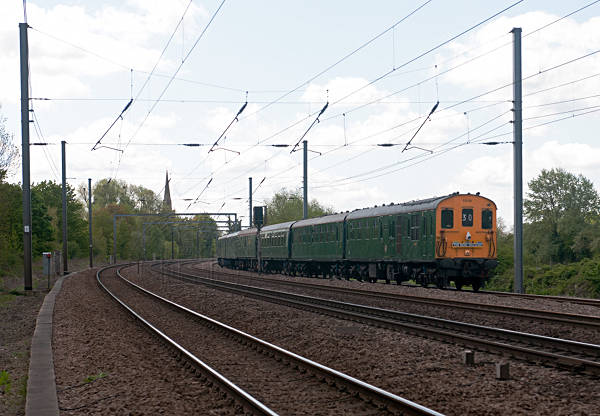 [PHOTO: Train approaches on main line: 49kB]