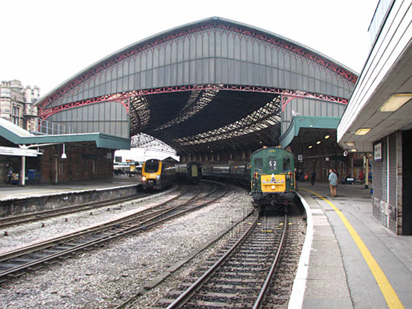 [PHOTO: Train in historic station: 65kB]