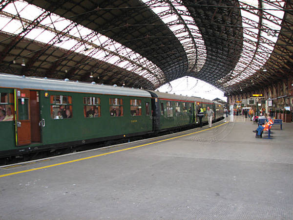 [PHOTO: Train in historic station: 62kB]