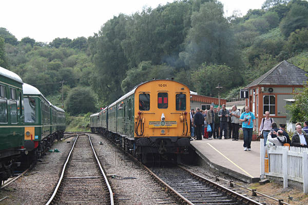 [PHOTO: Train in preserved station: 59kB]