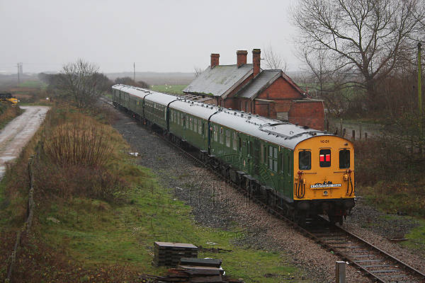 [PHOTO: Train passing disused station: 53kB]