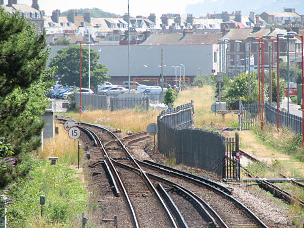 [PHOTO: Telephoto view of railway tracks: 80kB]