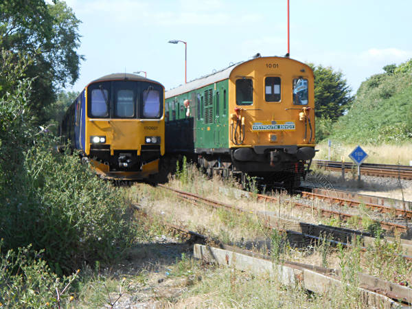 [PHOTO: Trains in sidings: 73kB]