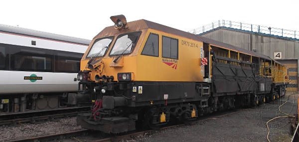 [PHOTO: Engineering train in yard: 33kB]
