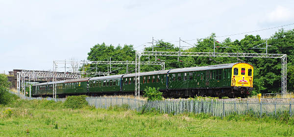[PHOTO: Train under wires: 47kB]