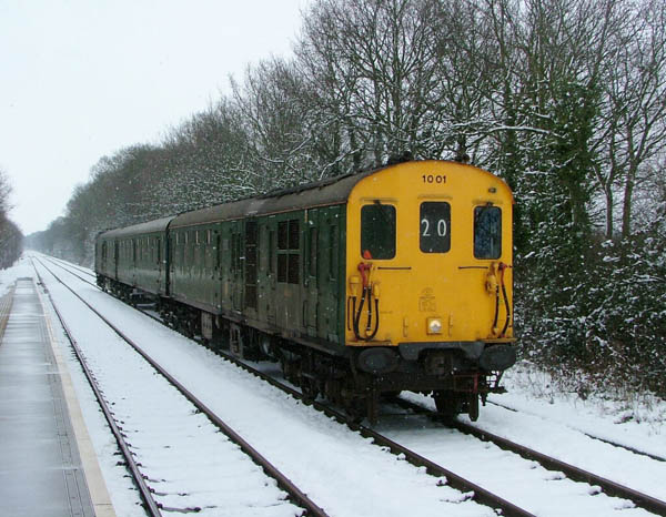 [PHOTO: train on snowy tracks: 78kB]